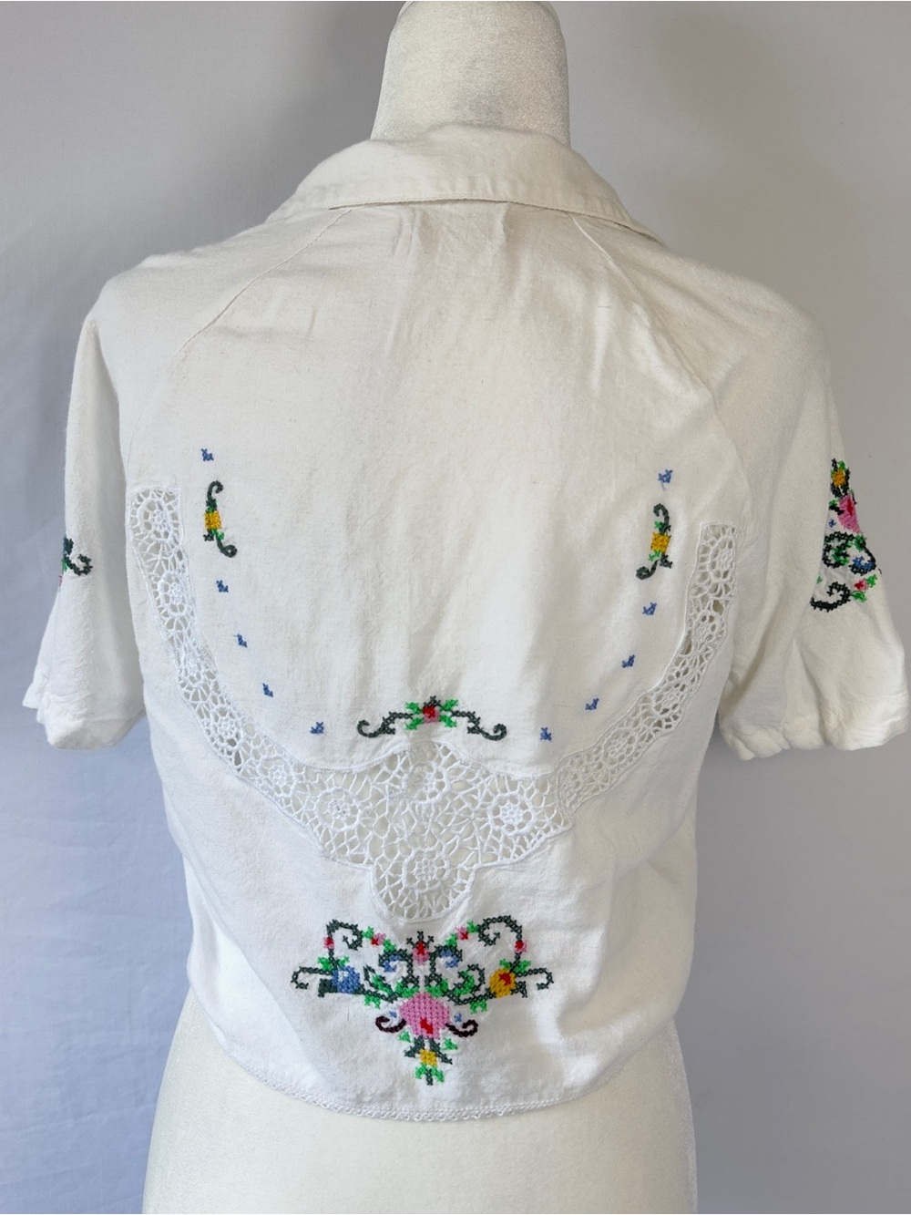 Urban Outfitters Cropped Top M Cross Stitch Floral Crochet Lace Cottagecore - Picture 7 of 16